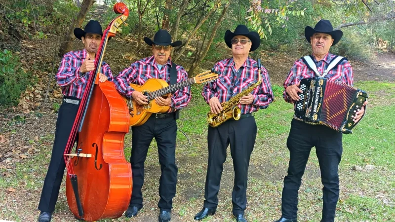 Norteños con Sax y Tololoche en Tulare County, California