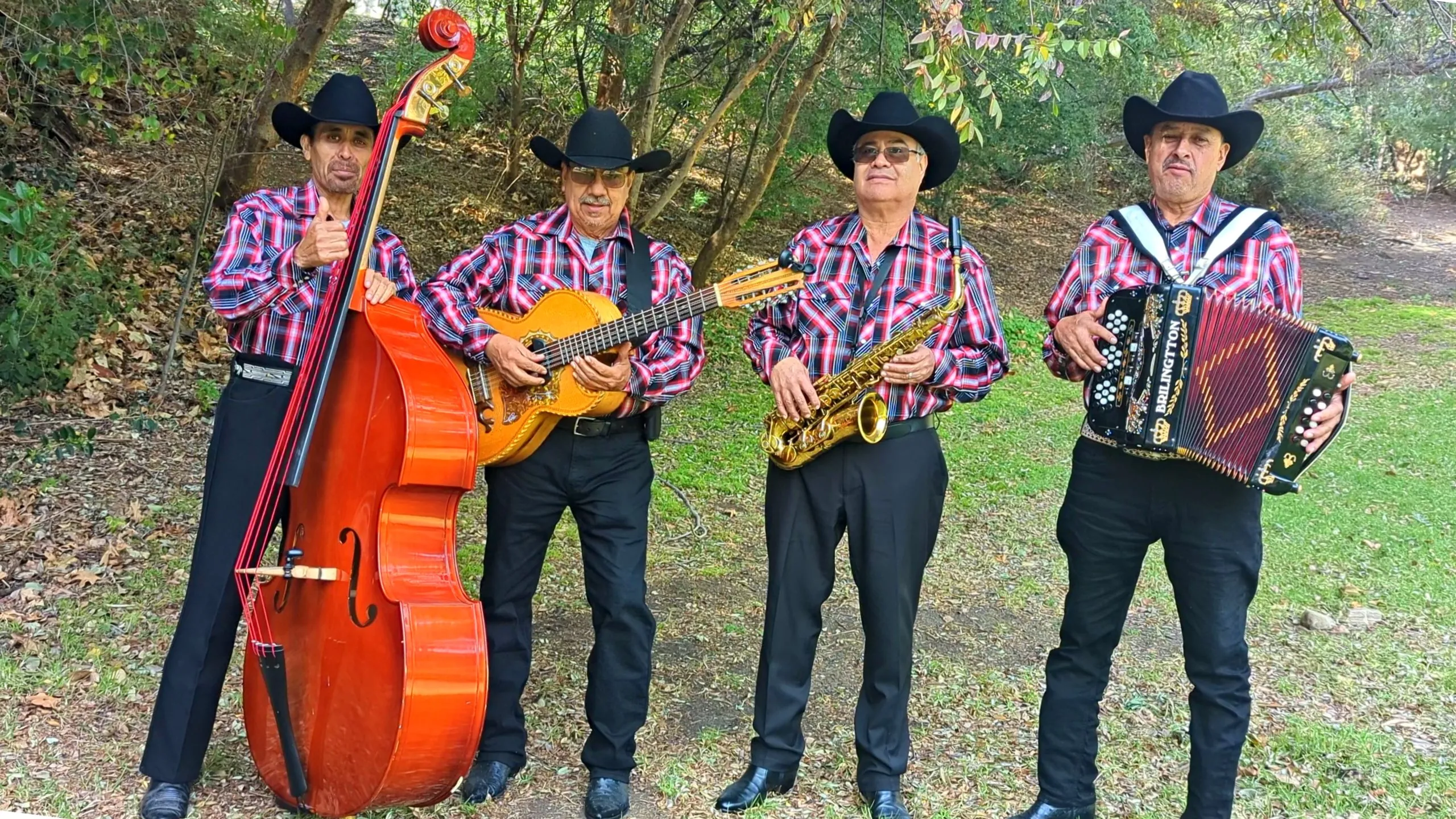 Norteños con Sax y Tololoche en Tulare County, California